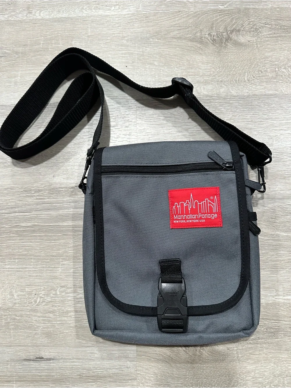 BGA35 NWOT Manhattan Portage Urban Bag Grey Retail $59